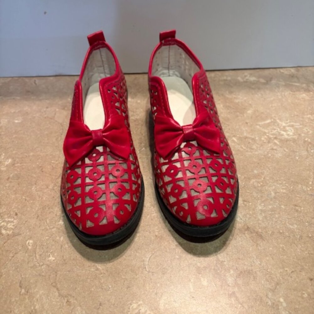 TOWED22 Red flats with bow